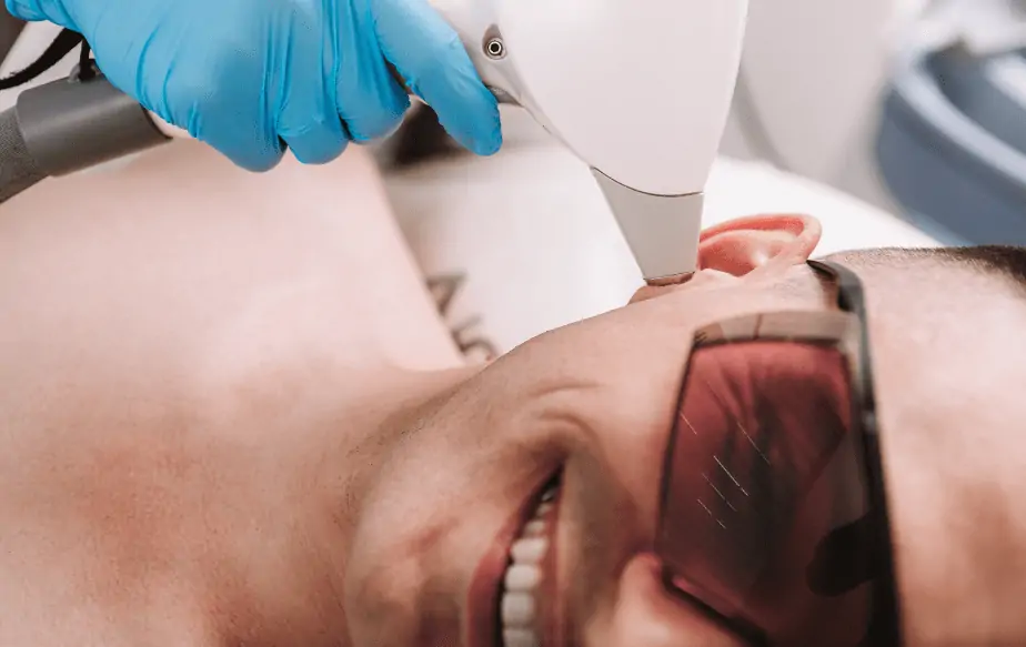 Eliminer les poils indésirables : l'épilation définitive des oreilles et du nez 2 Seance depilation sur les oreilles dun homme